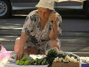 В районе остановки «Московский рынок» под прикрытием «бабушек с грядки» идет сомнительная оптовая торговля без уплаты налогов