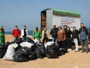 Севастопольские «зеленые» общественники убрали мусор на готовящемся к летнему сезону пляже в парке Победы