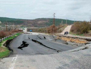 Севастопольские власти не могут справиться с оползнем на дороге