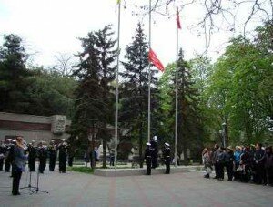 Перед зданием администрации Севастополя поднято Знамя Победы