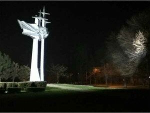 В Севастополе к 25-летию со дня первого полета человека в космос подсветили памятник Гагарину