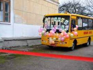 Новенький автобус вручен сельской школе