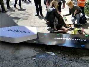 В Севастополе рекламный щит упал на девушку-пешехода
