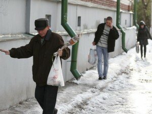 Как вести себя пешеходам и водителям в гололёд?