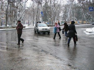 Как вести себя пешеходам и водителям в гололёд?